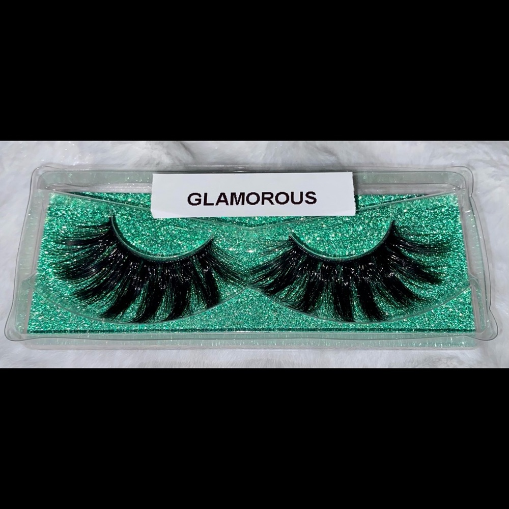 The “Glamorous” lash set